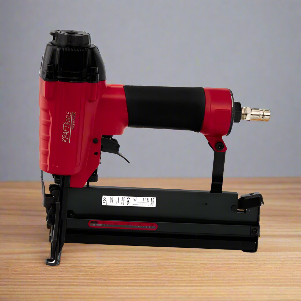eGospodari.ro Capsator Pneumatic Kraft Profi pentru cuie T si capse tip U de tapiserie pe un banc de lucru de lemn